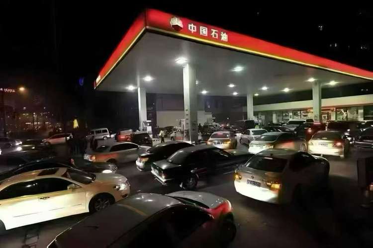 油价重回“9元时代”，比亚迪插混车主豪横回应：这跟我有什么关系？