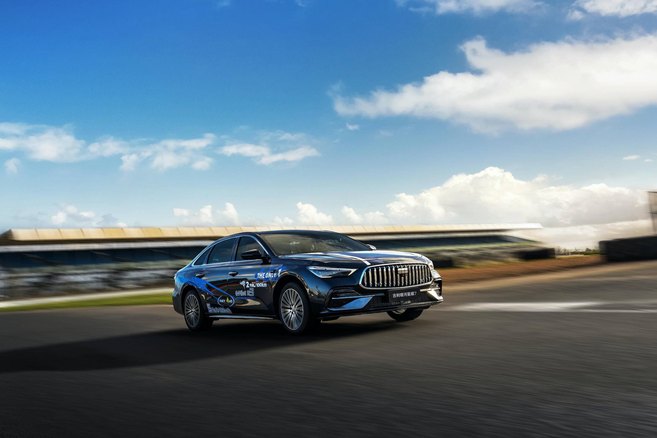 吉利银河星耀7成全球首款F1创始赛道驾控首测的中国车