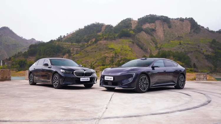 新阿维塔12和宝马i5的豪华博弈：同样价格，谁能提供双倍快乐