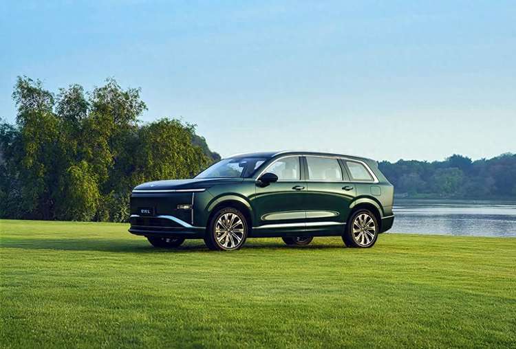 五菱全新SUV，星光L官图发布，车长4980mm，2+2+2座椅，两种动力