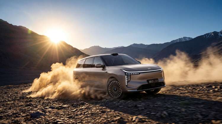 60分钟大定8000台！智己LS8凭什么成为中国家庭一步到位的选择？