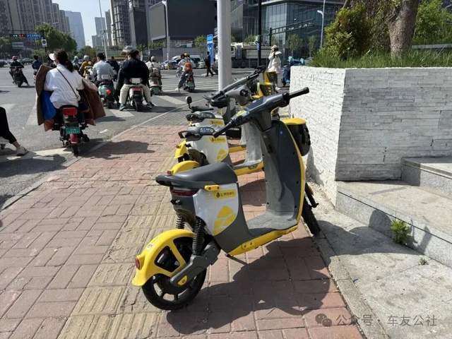 “松果电单车”济南“裸奔”上路，未悬挂号牌引市民担忧