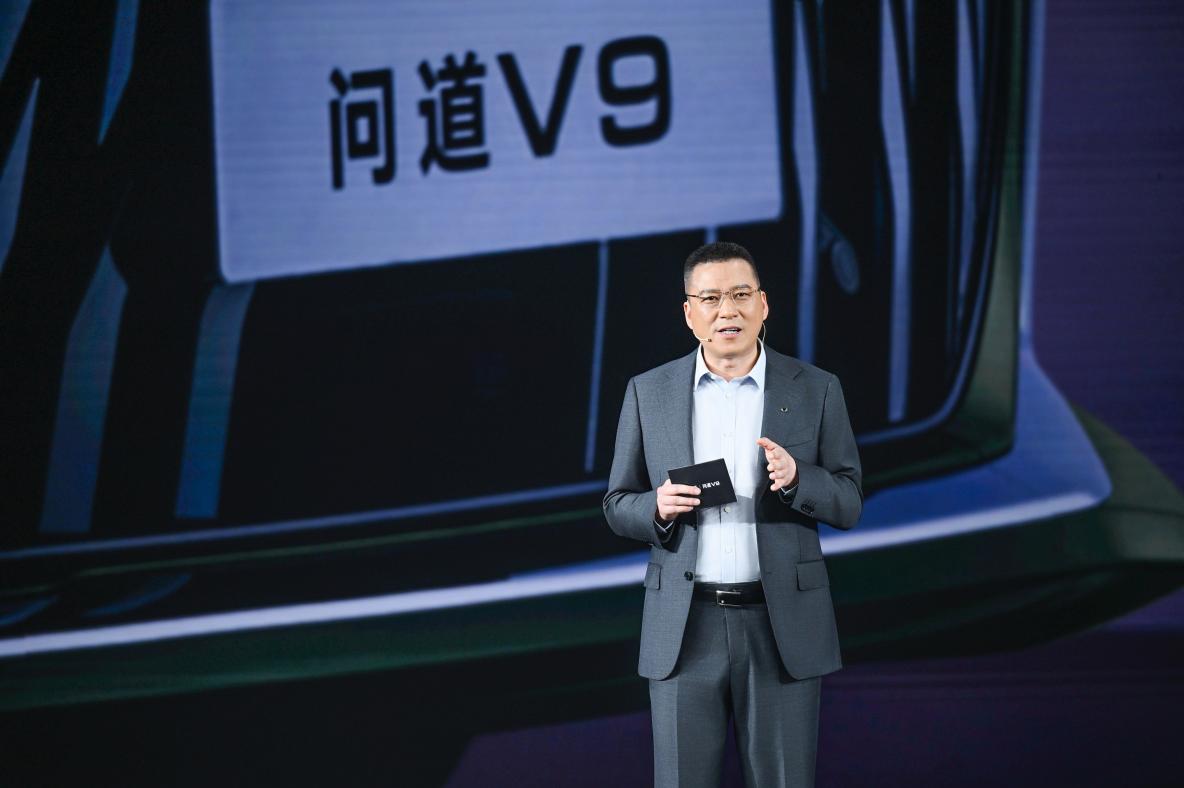 穿着西装笔挺的男子与配字

中度可信度描述已自动生成