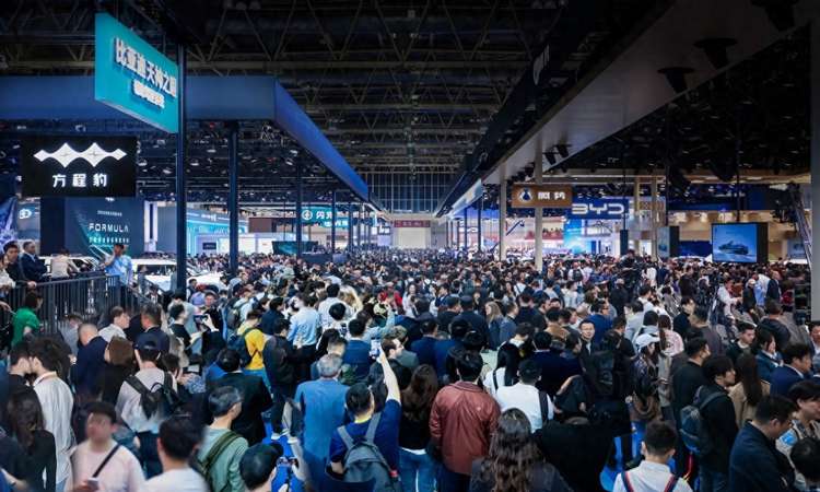 北京车展老外组团参观E3馆，比亚迪出海战略彰显硬核实力