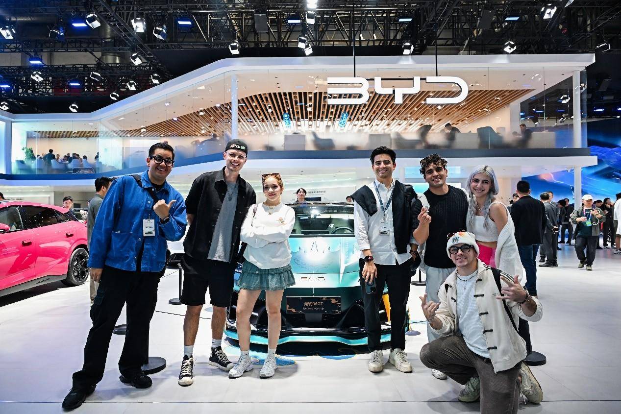 北京车展老外组团参观E3馆，比亚迪出海战略彰显硬核实力