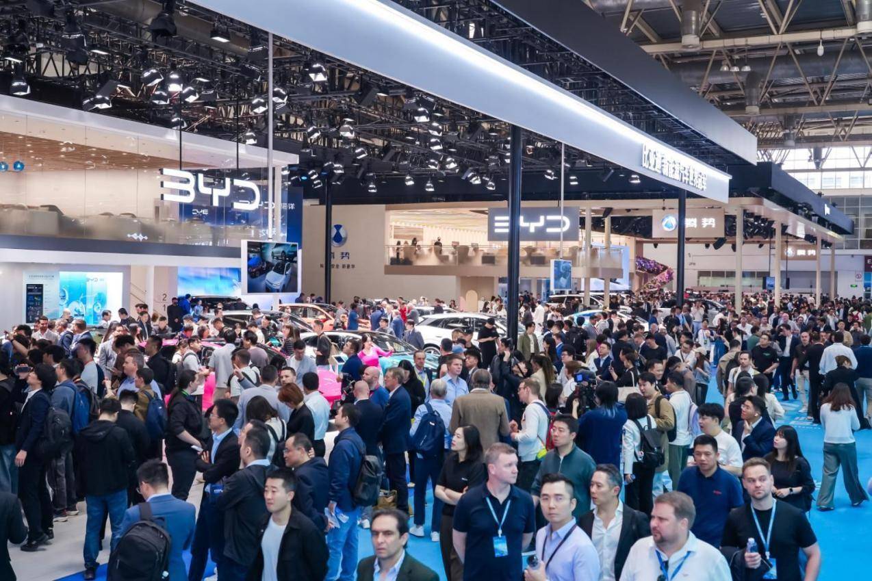 北京车展人气王：比亚迪整馆出圈，明星都来打卡