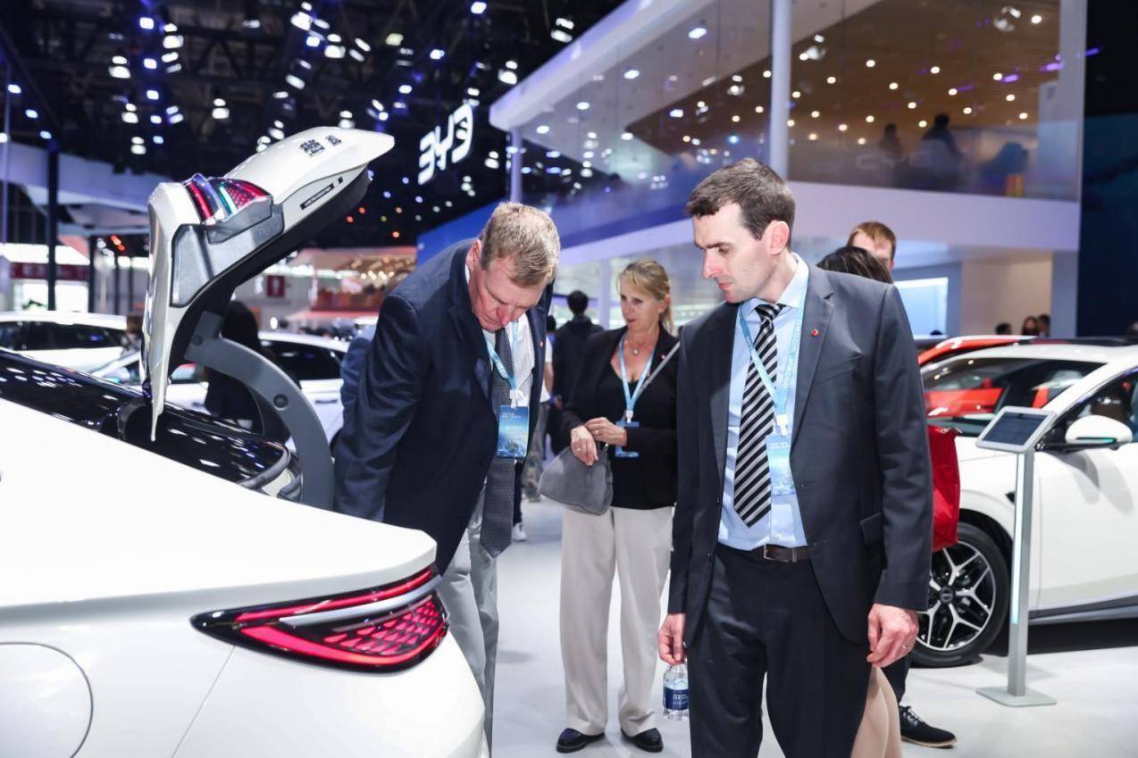 北京车展人气王：比亚迪整馆出圈，明星都来打卡