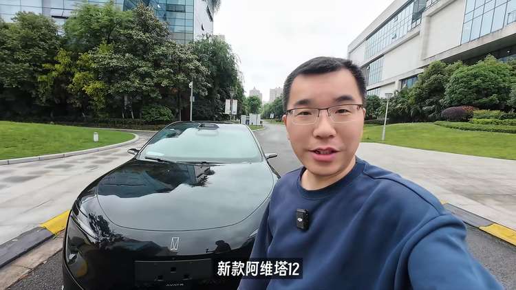 拿老板新车当小白鼠？阿维塔12挑战奇葩车位，表现有点离谱