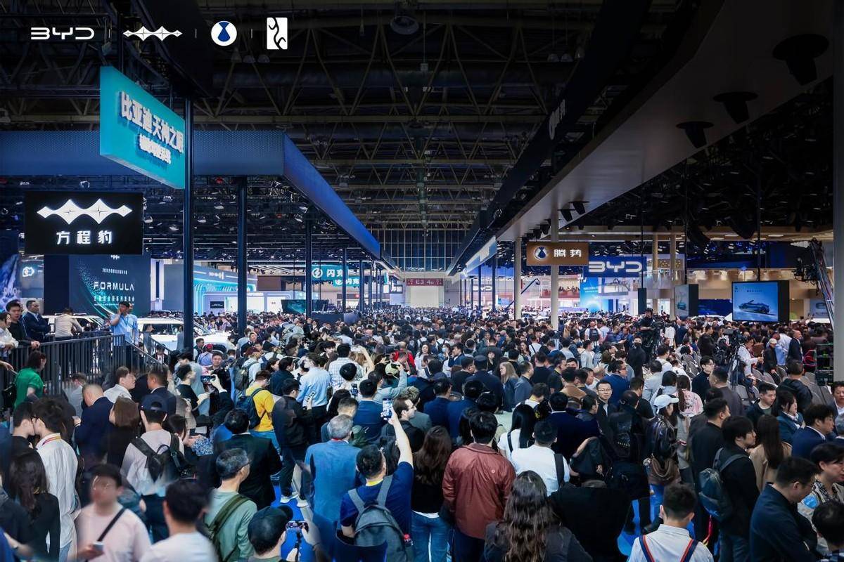 2026北京车展比亚迪展台圈粉全球老外，中国新能源实力惊艳世界