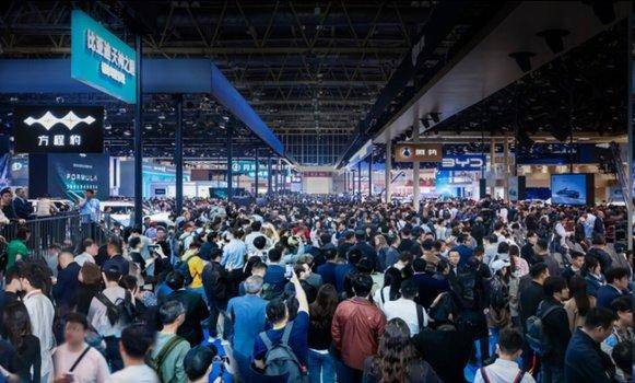 比亚迪出海战略彰显硬核实力，北京车展老外组团参观E3馆!