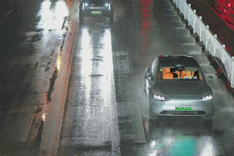 情景再现：男子酒后用“智驾”导致车辆停在道路中间，又睡着了！