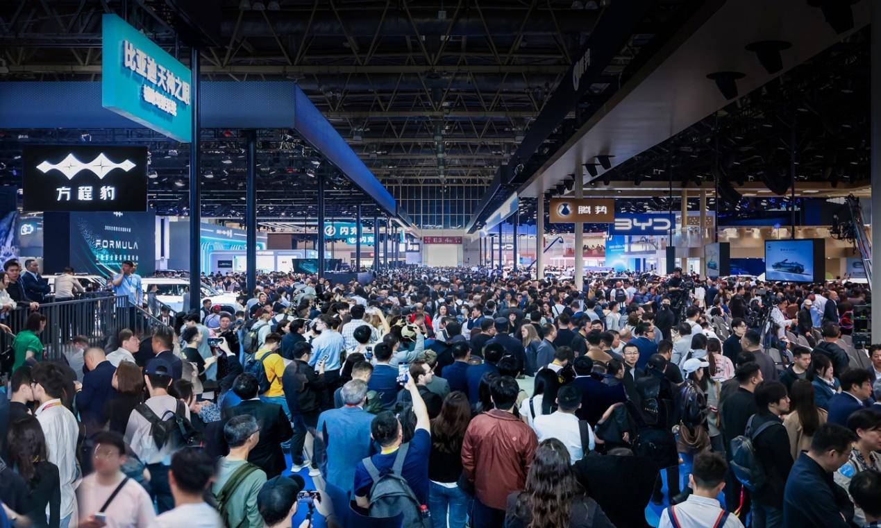 北京国际车展E3馆C位出圈 比亚迪成为国外友人的重点打卡地