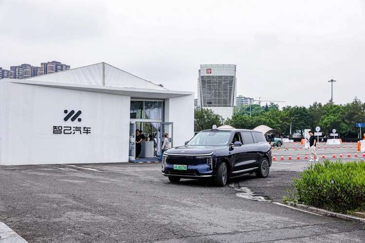 智己LS8深度试驾：以超越百万级驾控品质，定义“2026最强8系旗舰”