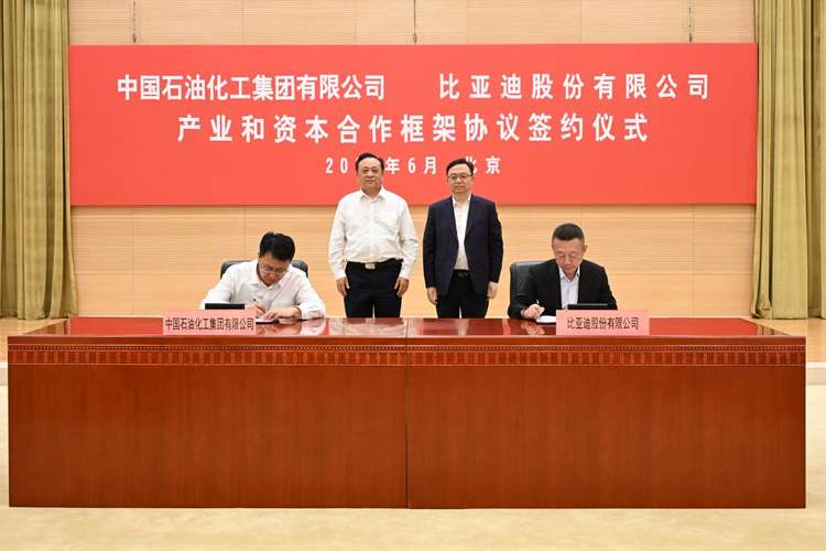 石化牵手比亚迪，油气站点蝶变新型补能枢纽，油站闪充共建新生态