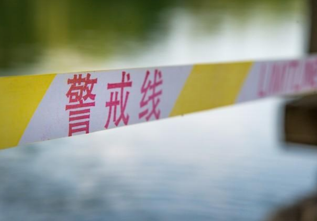 四川雅安发生一起中巴车交通事故：撞护栏后坠入河滩，致6死11伤