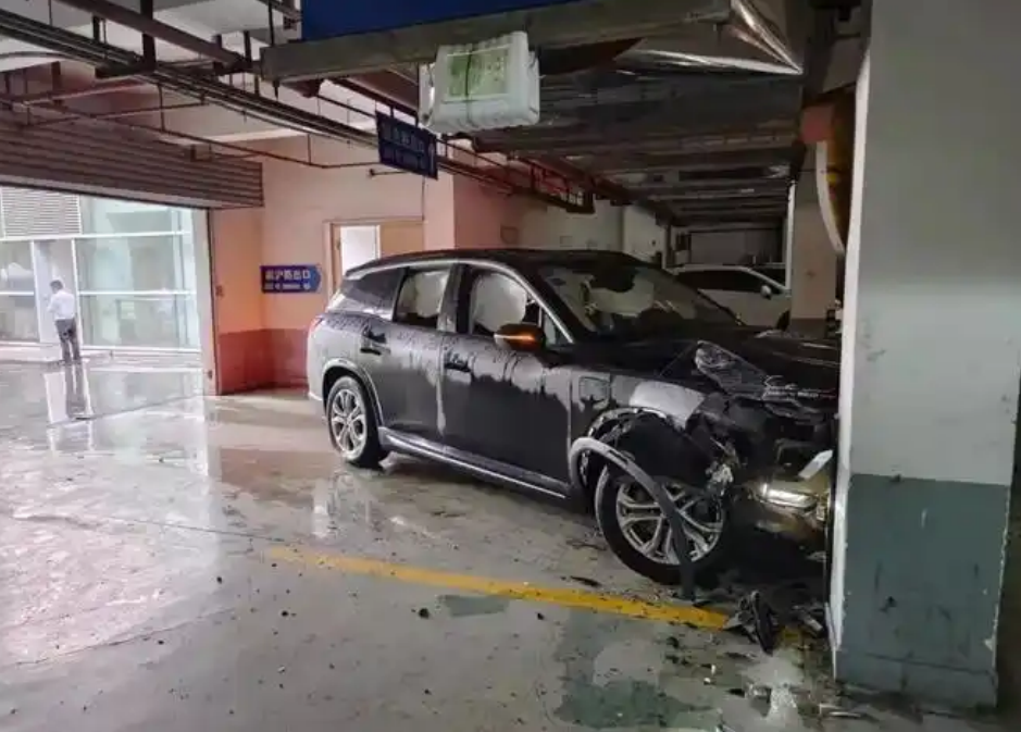 夏季的地下停车场难免积水湿滑,在环氧地面路面驾车务必不要超速
