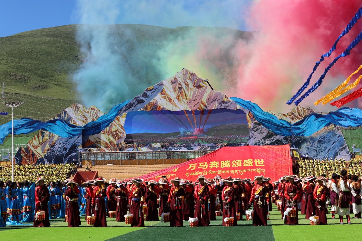 京玉同心，共护江源：极狐汽车护航2026三江源生态文化旅游节