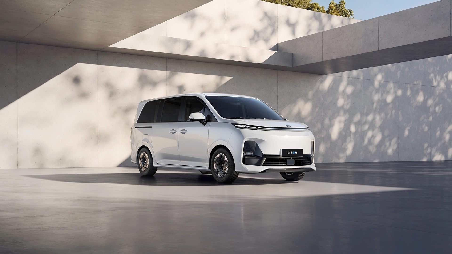 龚大兴追求体面,形似 MPV 的向上 V6,算不算优质 VAN?