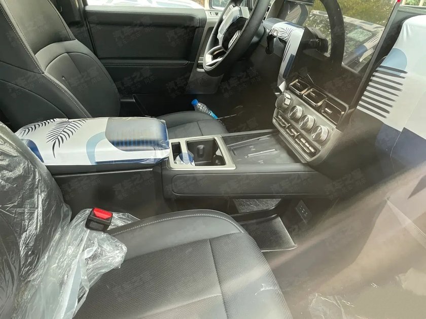 iCAR V25内饰谍照曝光：双无线充+拨杆按键，纯电续航150km