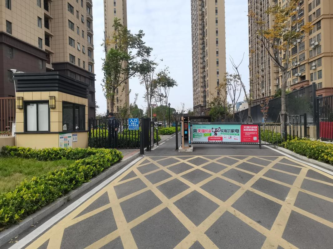 在小区里骑车要不要遵守交规，发生交通事故谁来管事和判责？