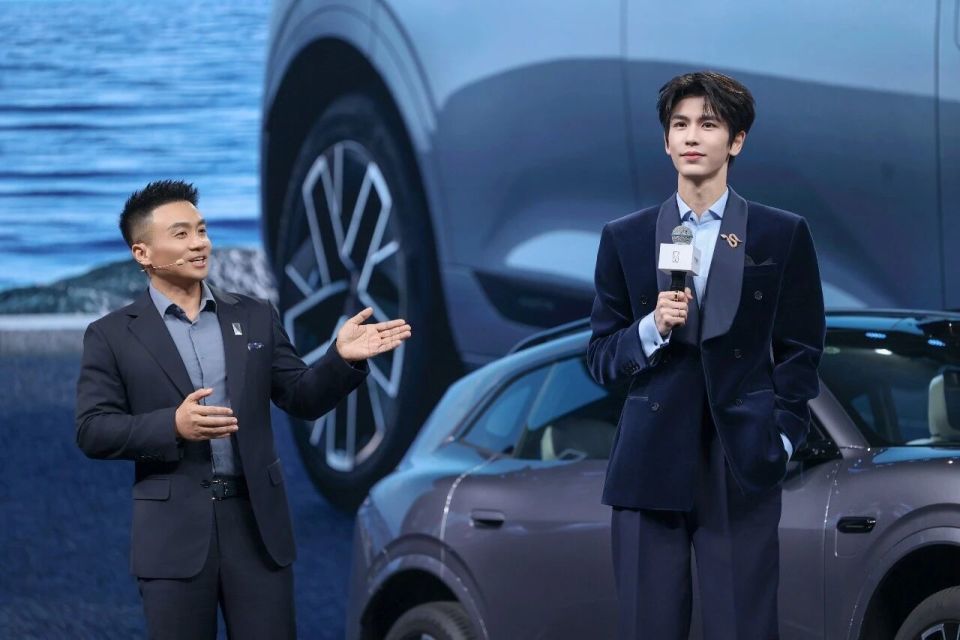 当张凌赫坐进后排：阿维塔07L上市的“流量+定价”双重博弈