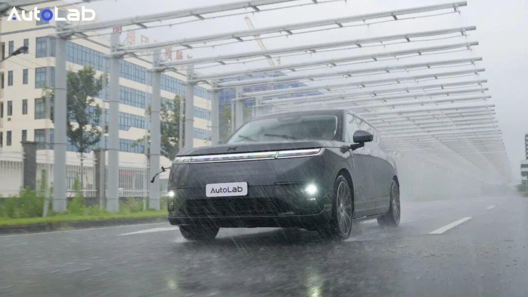LAB测试｜暴雨AEB、湿地制动、700mm涉水，小鹏GX能过几关？