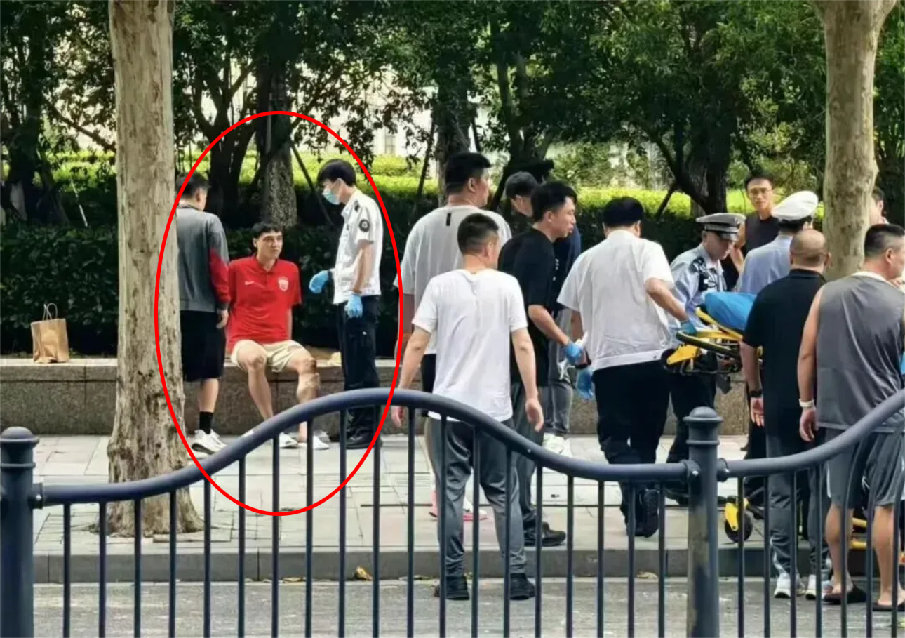 4S店人员带顾客试驾过程撞到行人，被撞者系海港俱乐部足球运动员