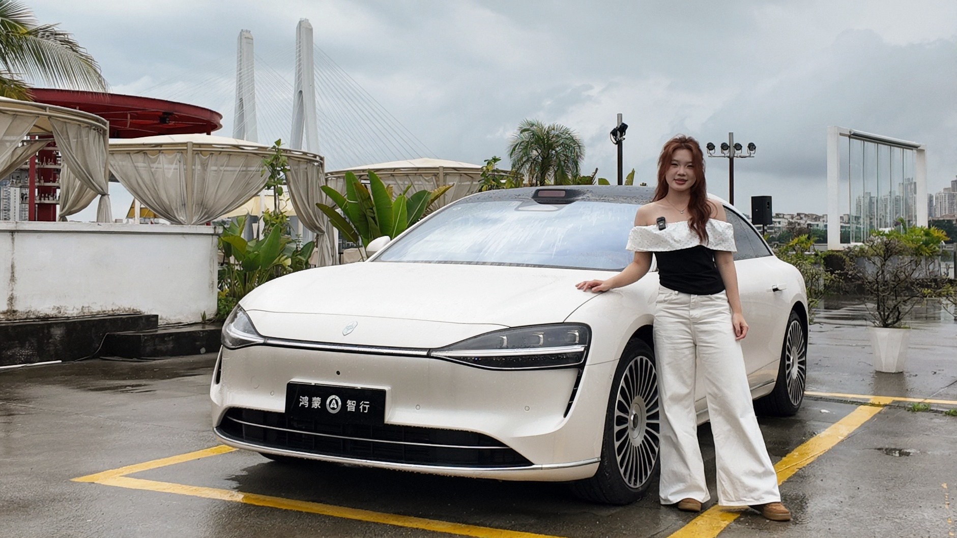 可以隔空开门！全车五块屏幕！享界S9这台车“享”在哪？