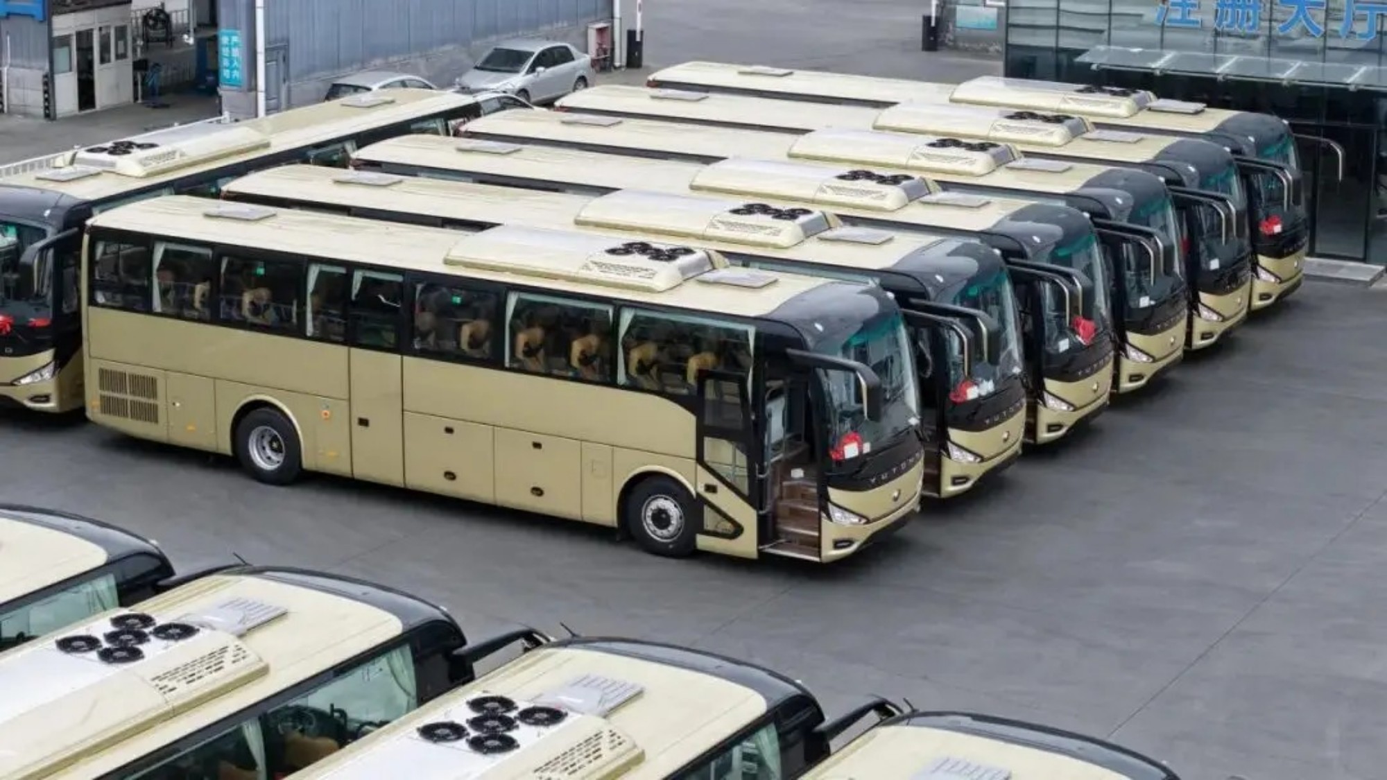 宇通向陕西迎宾交付60辆C12客车 车辆将全部投入高端通勤业务