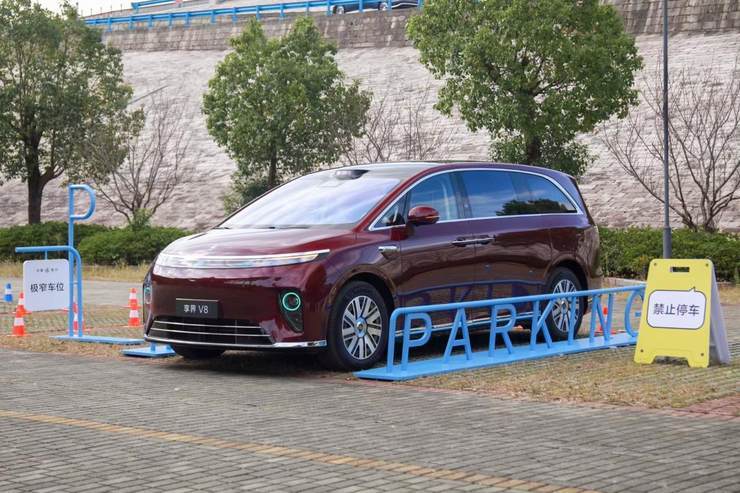 大车也很灵活：享界V8用±12°后轮转向重写MPV操控公式
