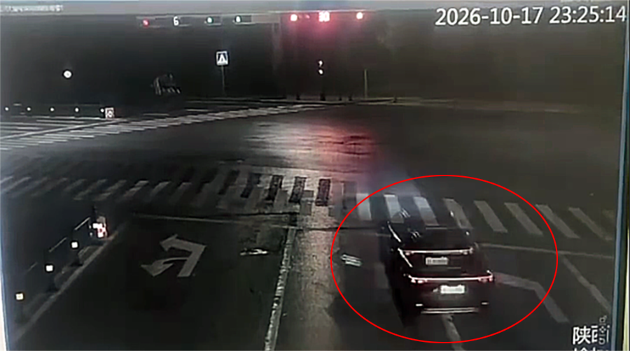 一辆陕西牌照SUV撞击信号灯杆导致车辆起火，事故车为新能源汽车