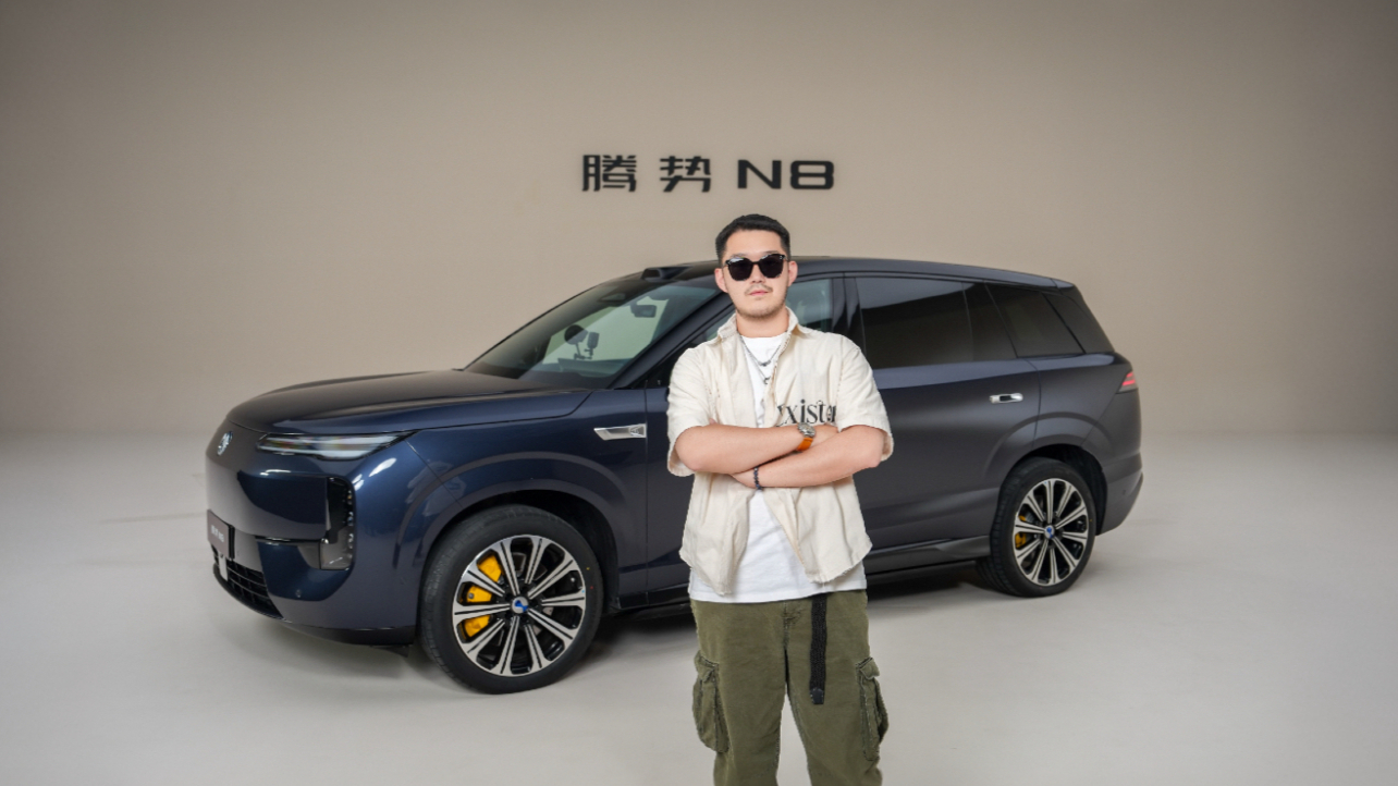 折叠屏手机用户狂喜！腾势N8车机屏幕居然也能“三折叠”？