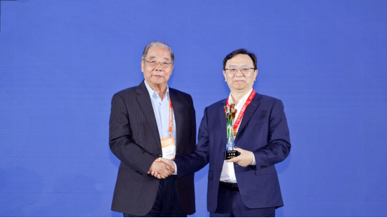 详细阅读:王传福荣获2026中国汽车工业最高荣誉“饶斌奖” 王传福荣获2026中国汽车工业最高荣誉“饶斌奖”